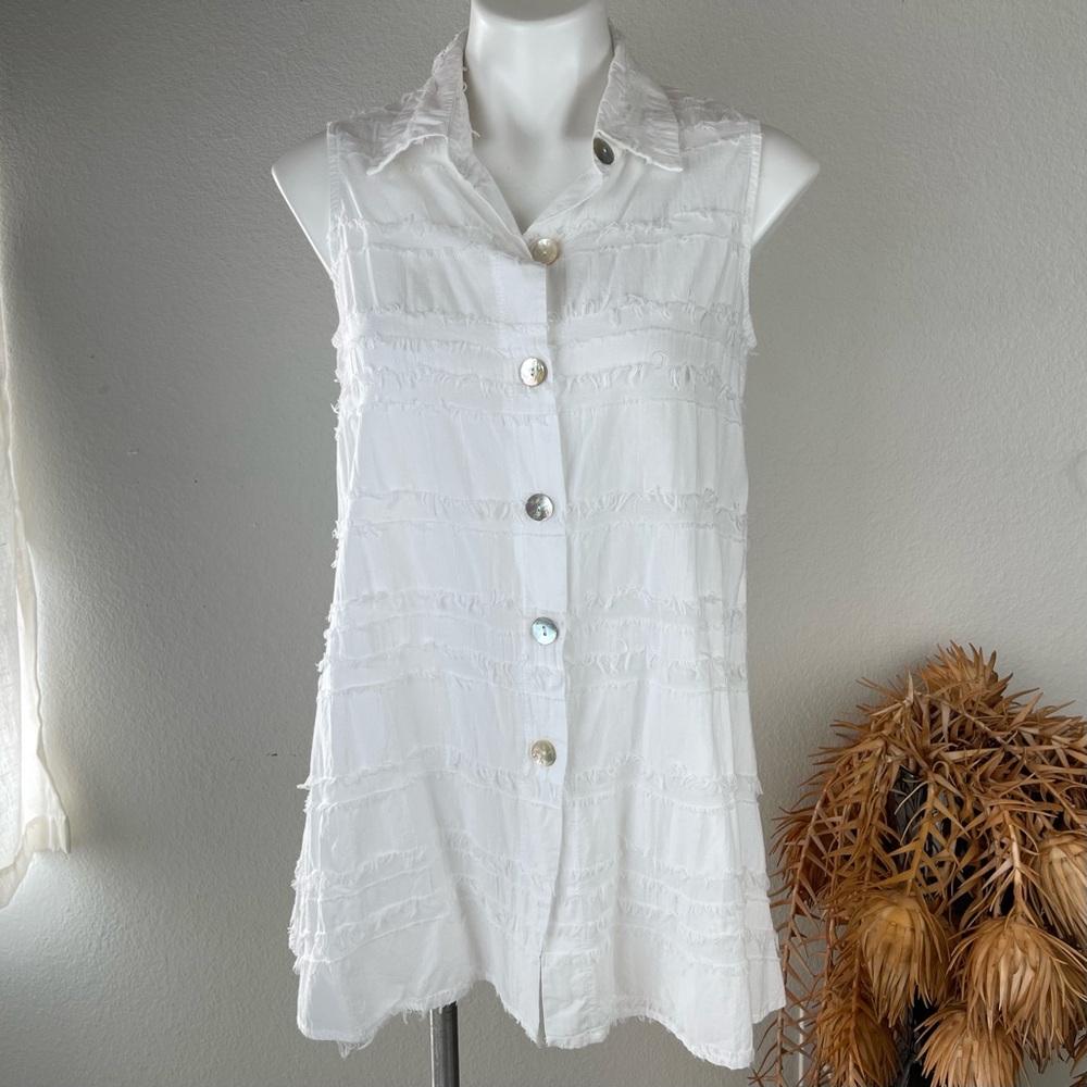 Niche Bright White Frayed Sleeveless Collared Blouse w Mother of Pearl Buttons